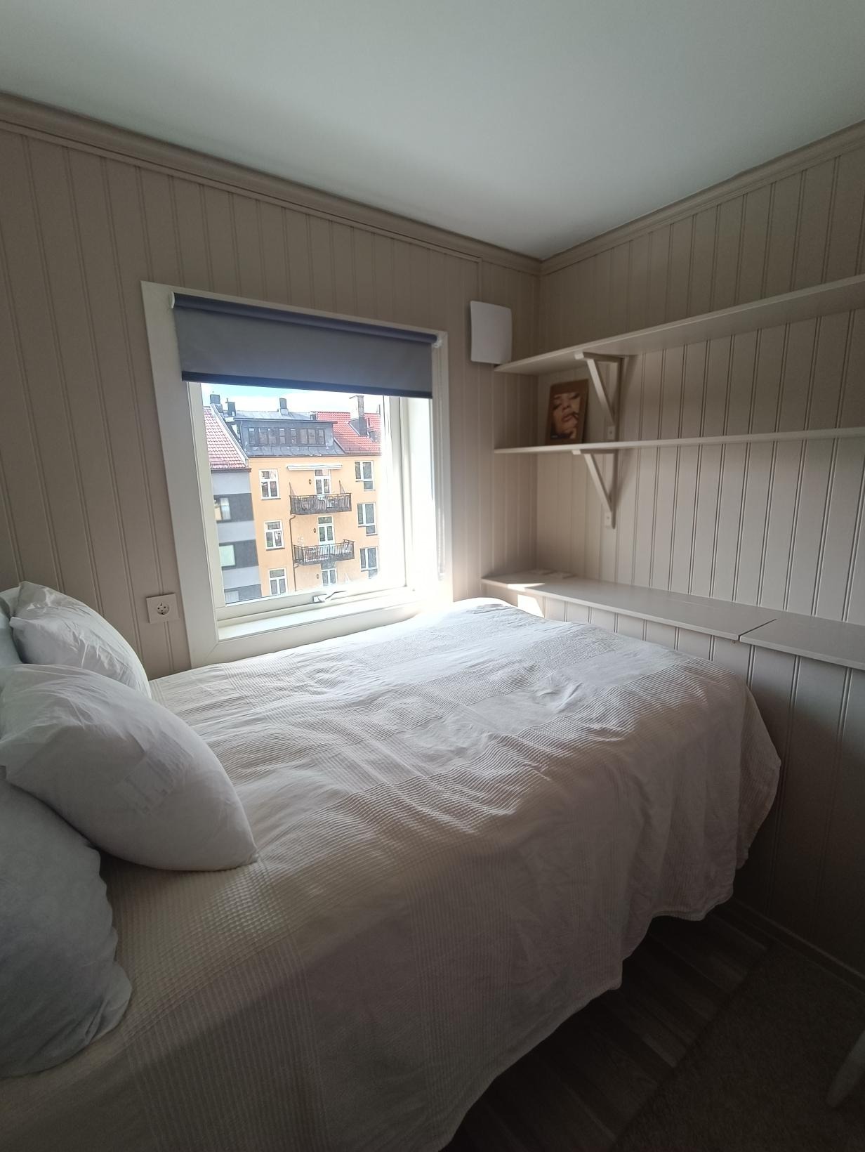 Soverommet har en 120cm seng og har lagringsplass under sengen. 